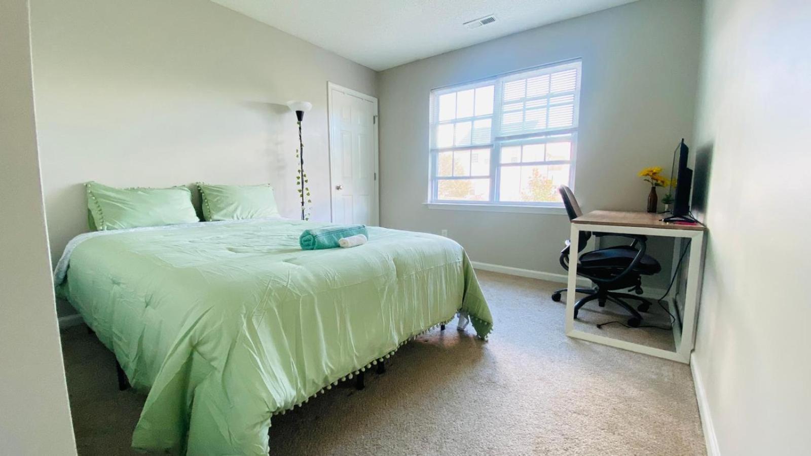 Spacious Room With Shared Bathroom Raleigh Exteriér fotografie