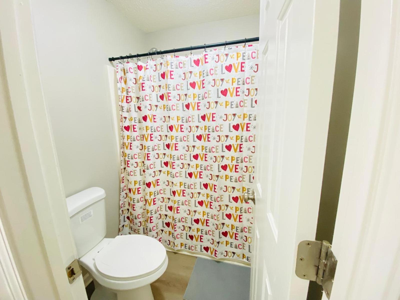Spacious Room With Shared Bathroom Raleigh Exteriér fotografie